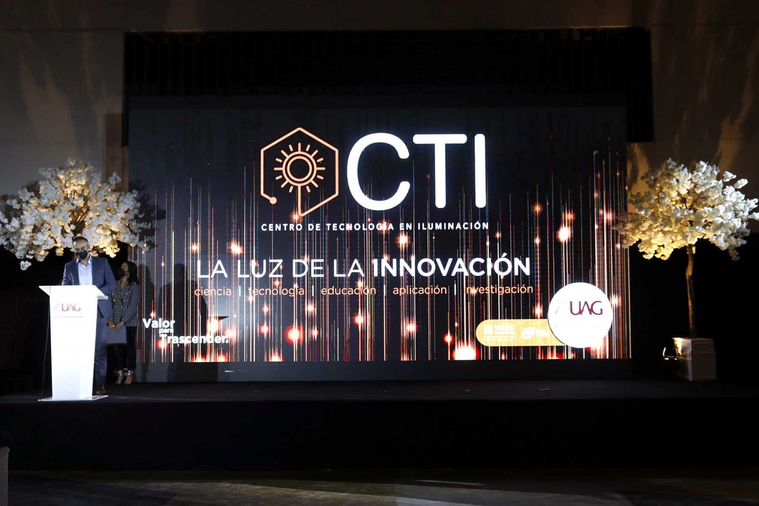 Photo of a stage with a backdrop that reads CTI Centro de Tecnologia en Iluminacion, LA LUZ DE INNOVACION