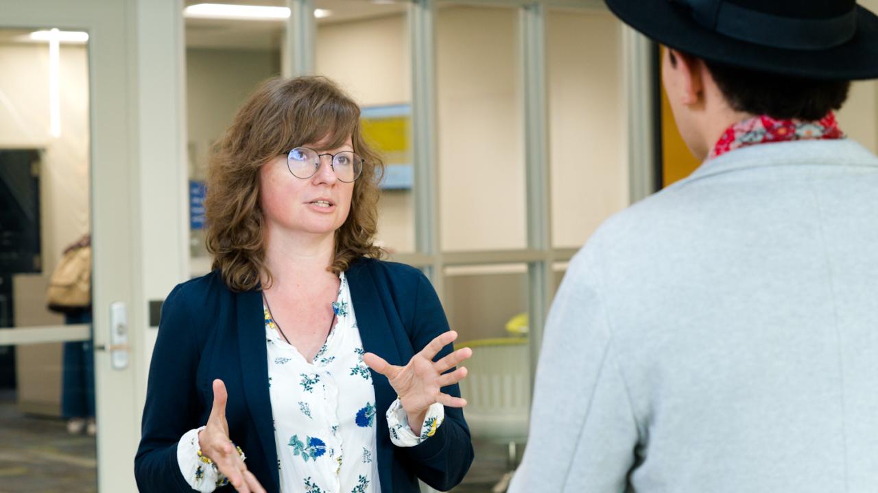 2018-19 UC Davis Hubert H. Humphrey Fellow Angelina Davydova. Angelina Davydova in discussion